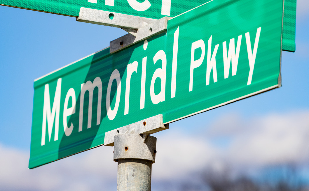 Memorial Parkway street sign